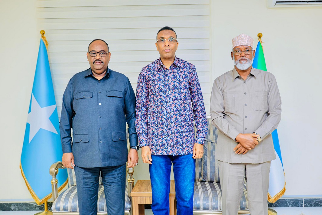 Raysal Wasaare Barre oo la kulmay Deni iyo Axmed Madoobe.jpg